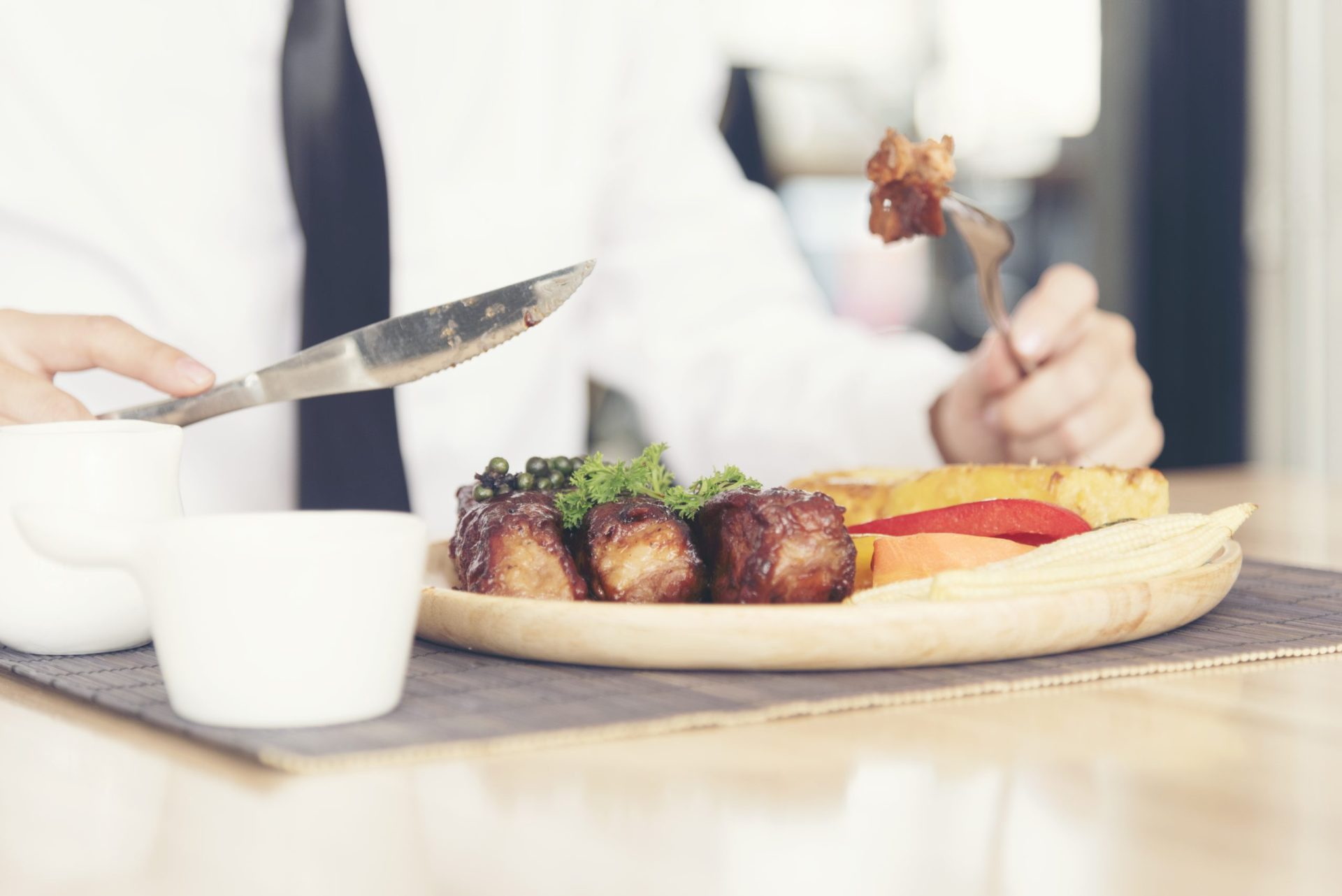 Será que comer de pé faz assim tão mal? E deitado?