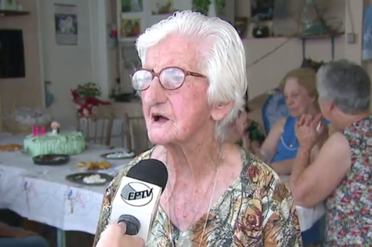 Idosa chega aos 100 anos com dieta de torresmos e cerveja