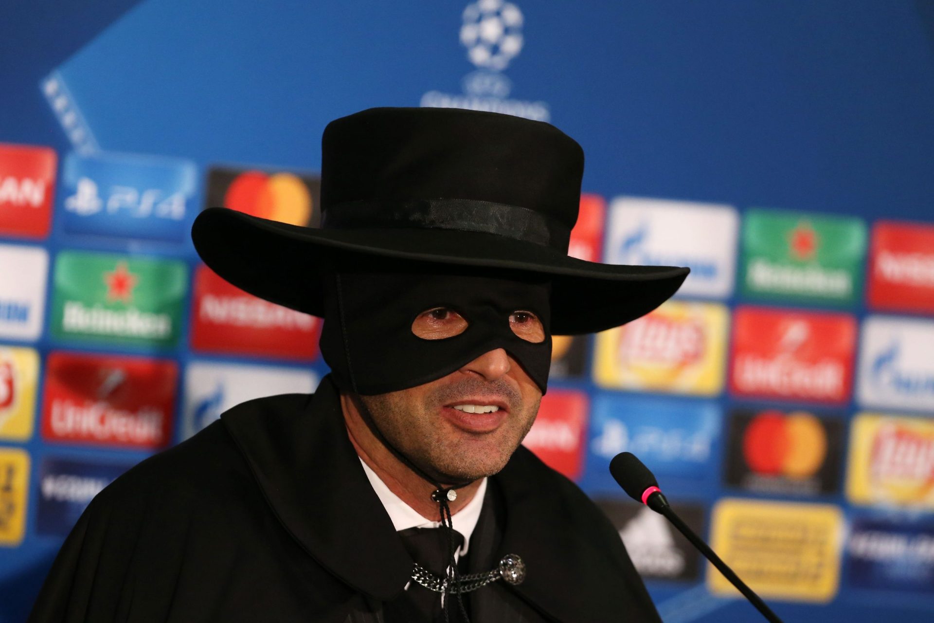 Paulo Fonseca cumpre promessa e aparece vestido de zorro em conferência