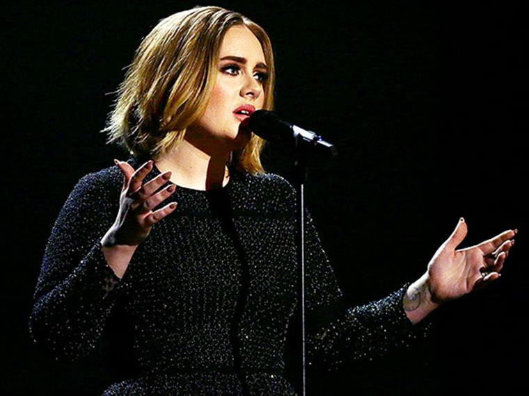 Mulher descobre número de Adele no seu telemóvel