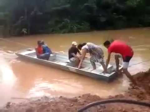 Filho desaparece depois de barco se virar no rio