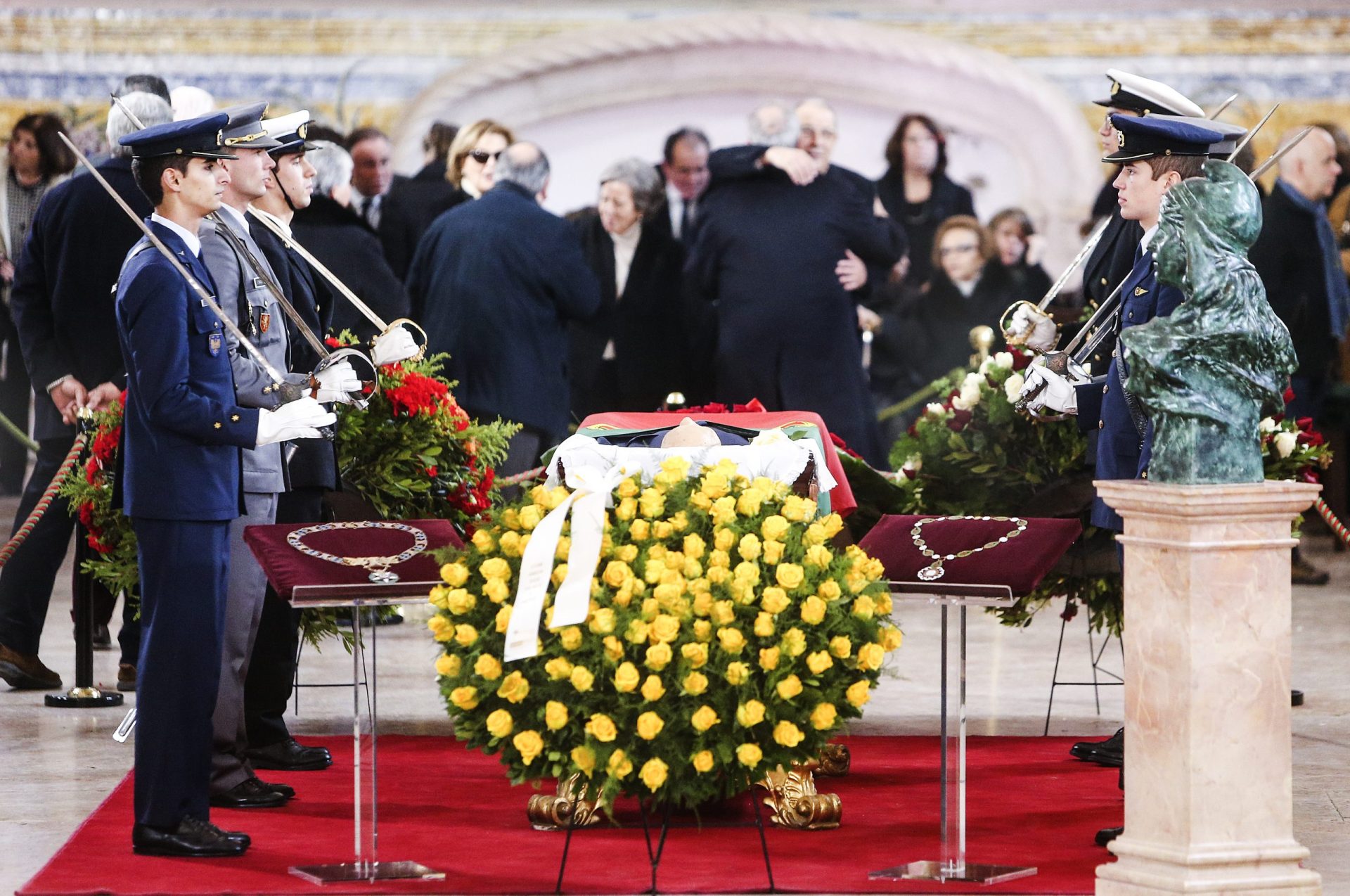 “Obrigado”. Populares acompanham cortejo fúnebre de Mário Soares