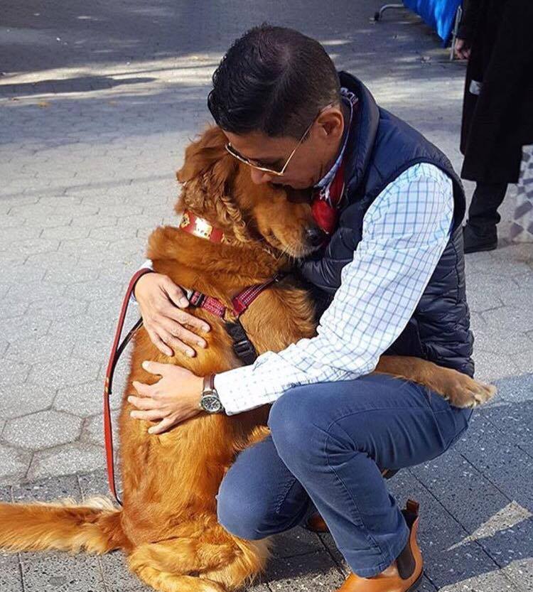 Louboutina, a cadela que gosta de dar abraços