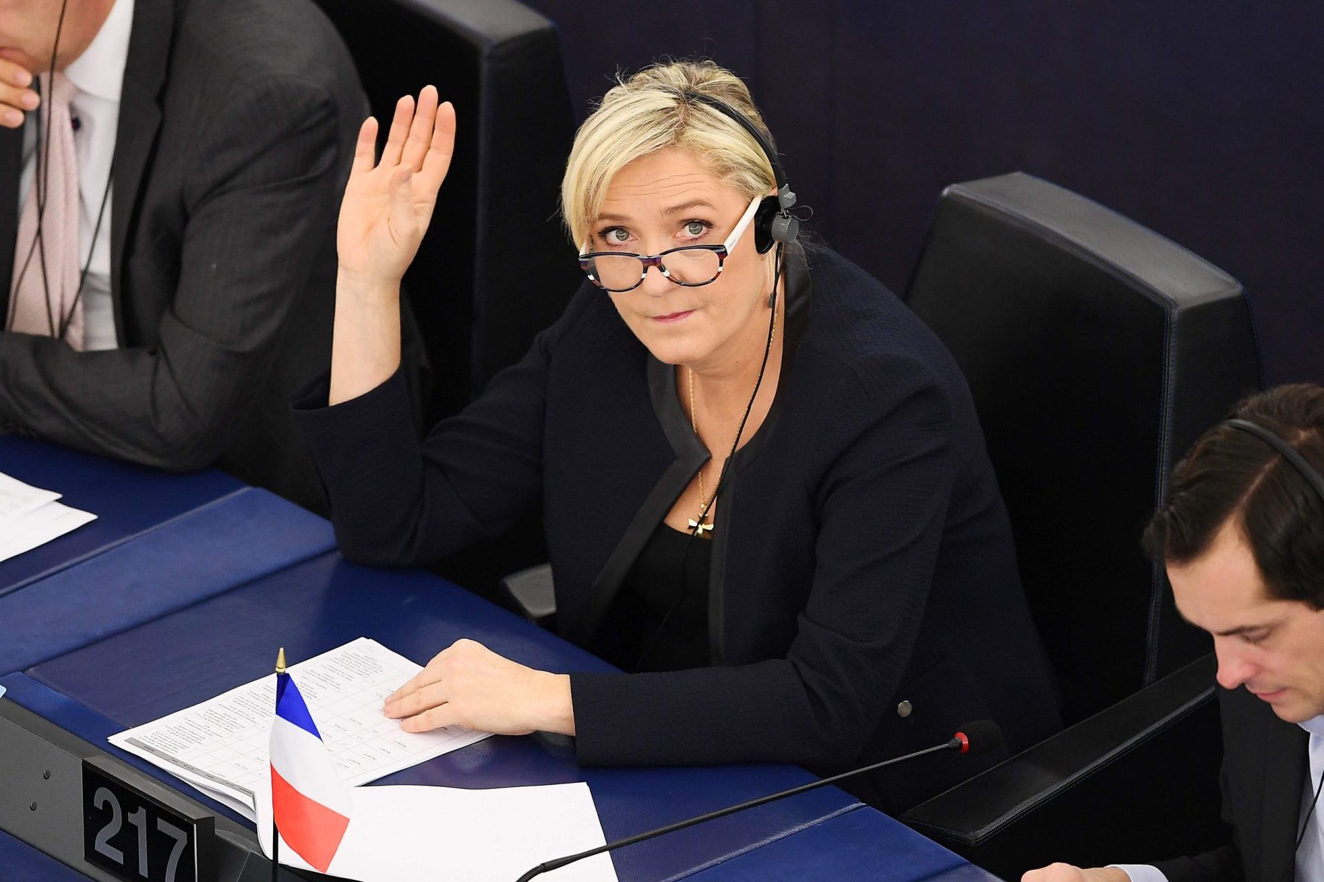 Polícia faz buscas na sede de Marine Le Pen