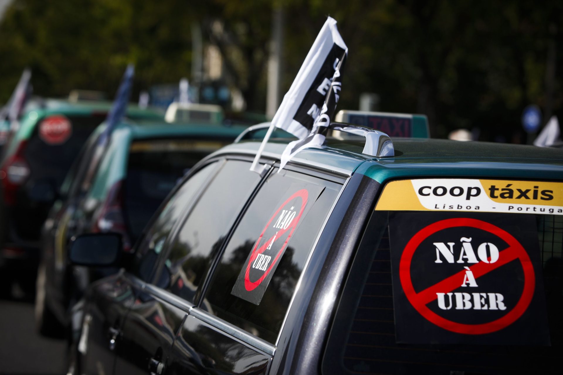 Taxistas marcam novo protesto contra Uber e Cabify