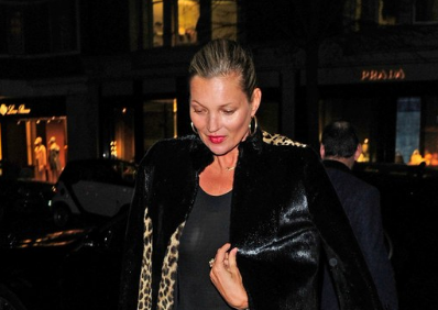 Kate Moss mostra mais do era suposto após ser ‘traída’ por flashes de câmaras