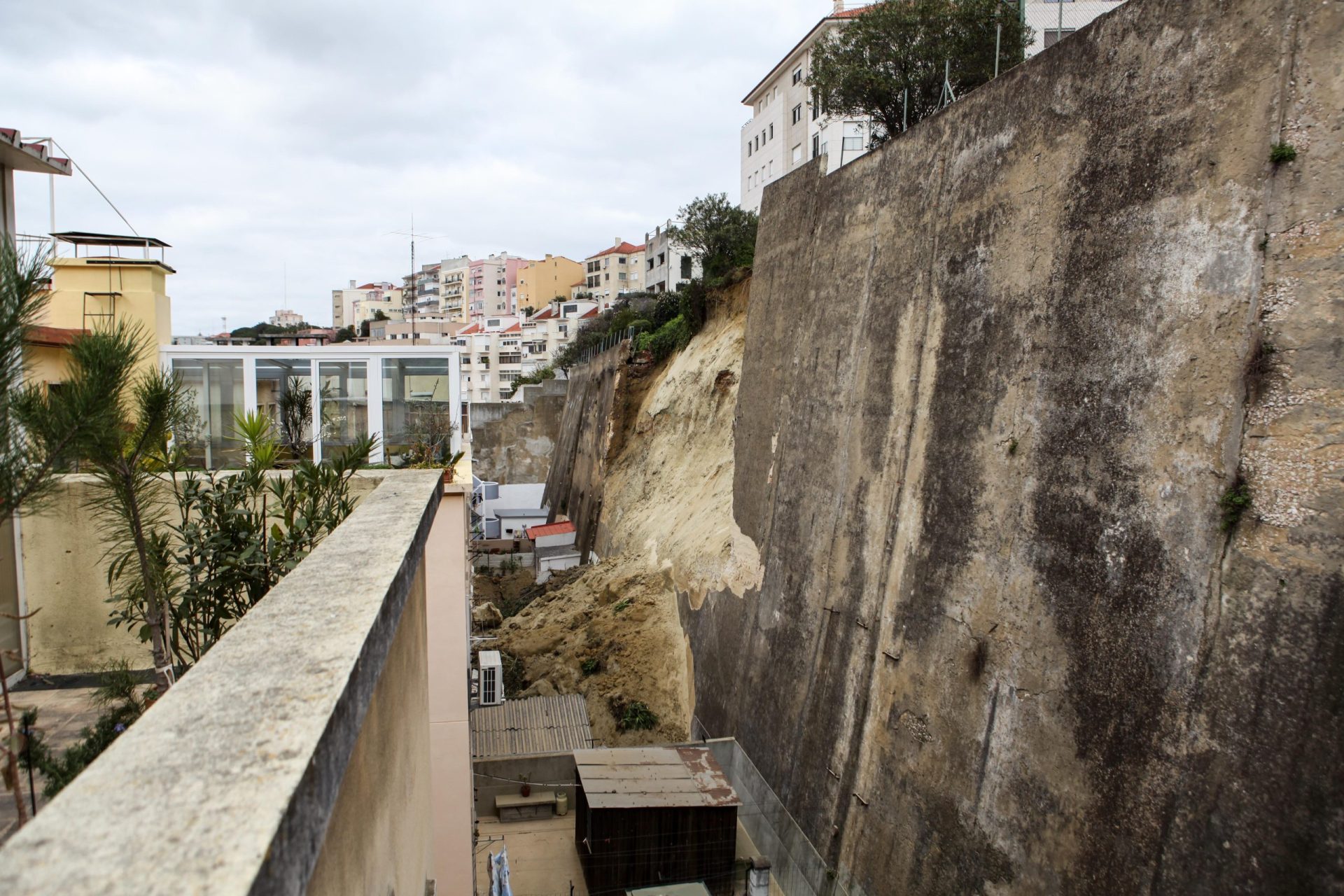 Terra continua a deslizar em Rua de Lisboa