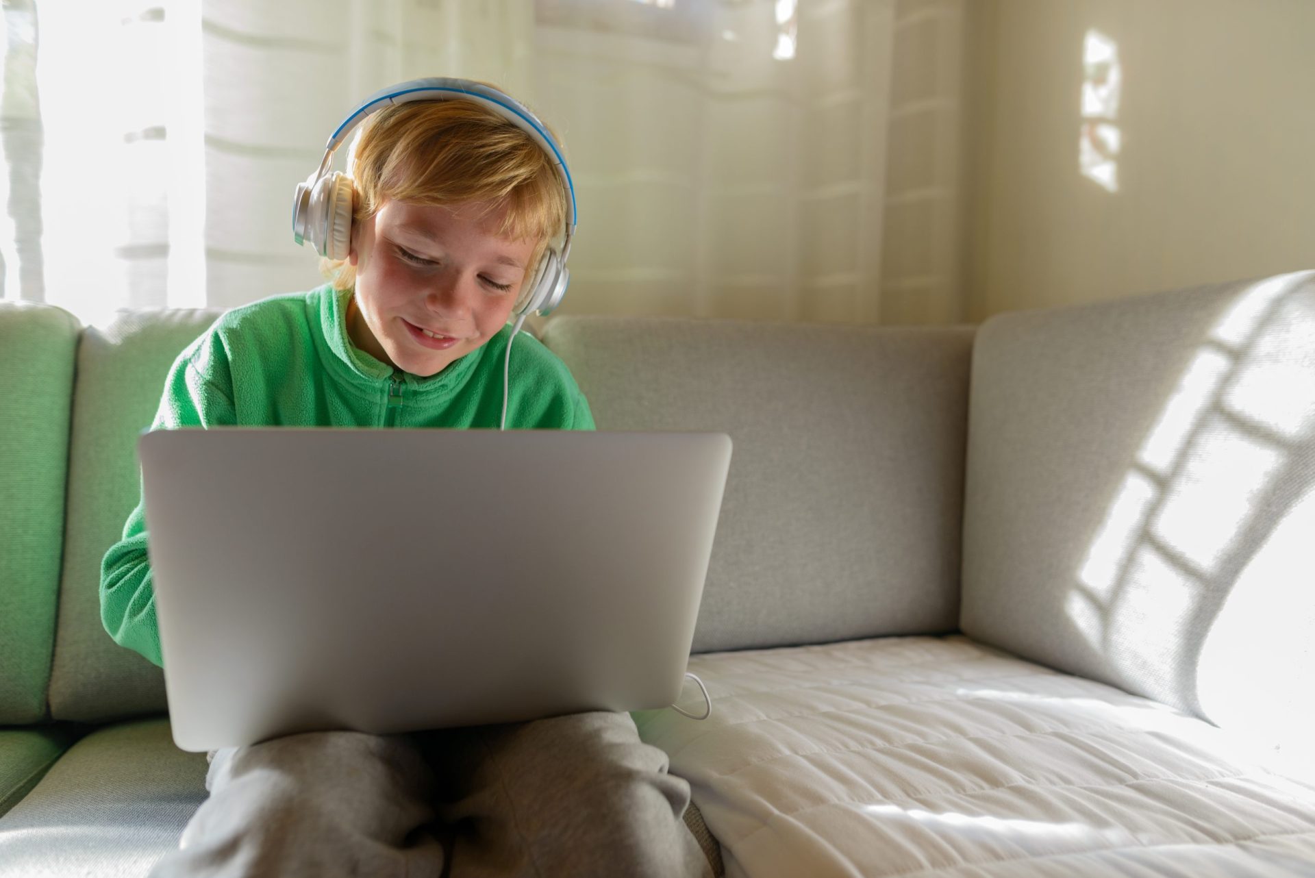 Mulher prefere ter os filhos em casa a jogar videojogos em vez de irem à escola