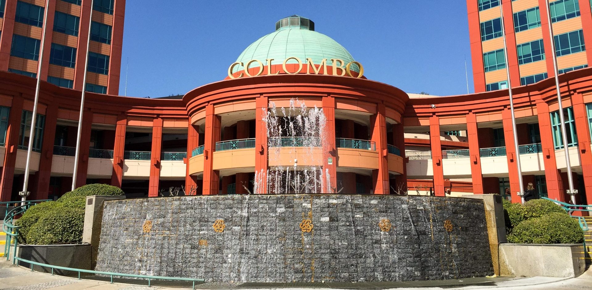 Jovem esfaqueado dentro do cento comercial Colombo