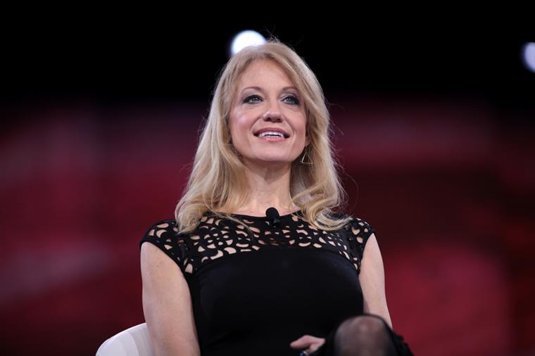 Kellyanne sugere que Obama espiou Trump… com um microondas