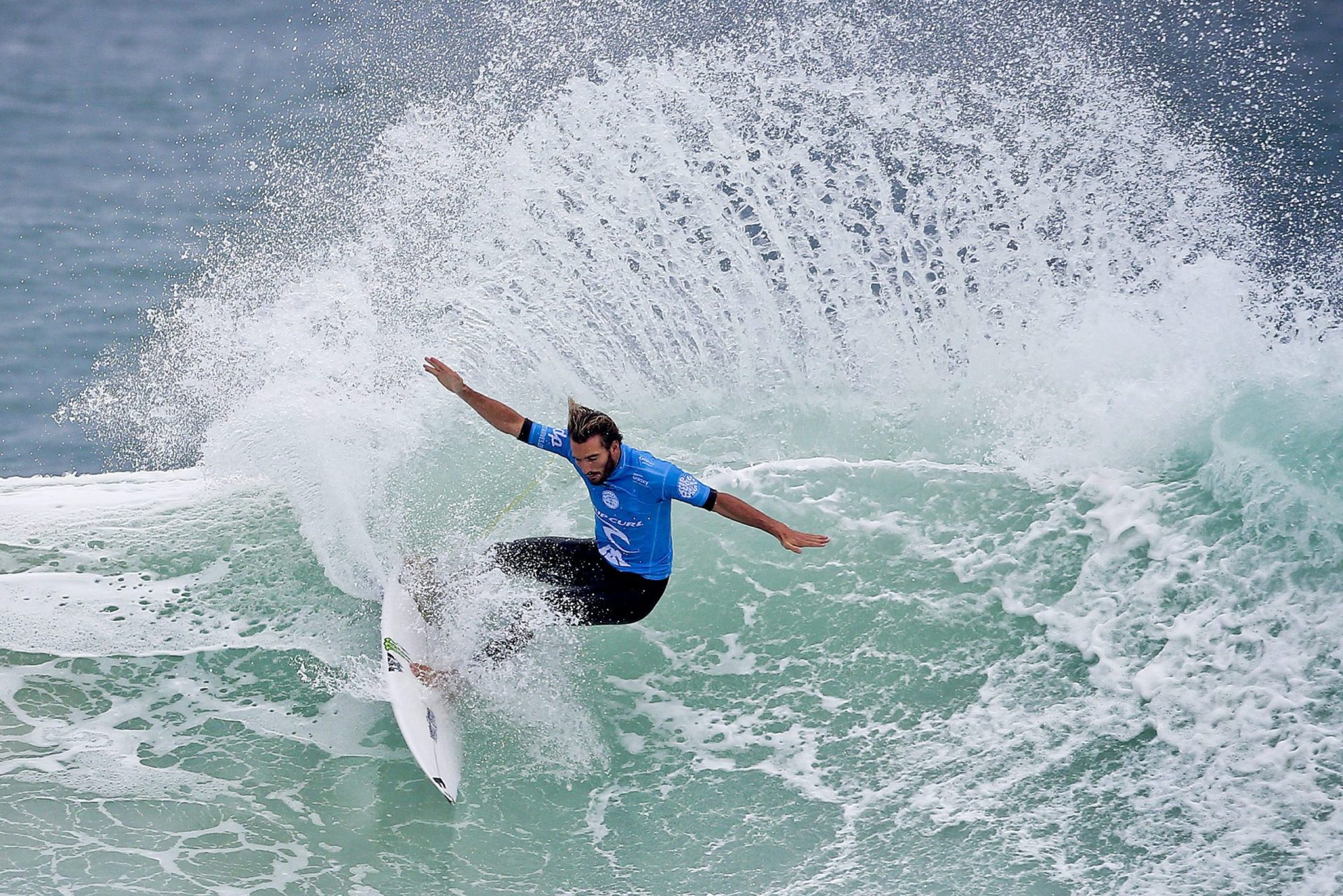 Surf. Ex-bicampeão nacional pode estrear-se esta noite enquanto membro do World Tour