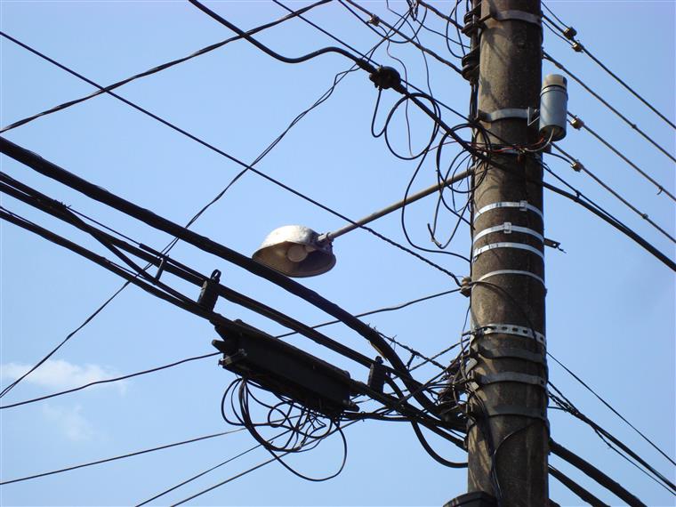 Barco corta cabos de alta tensão e deixa população sem eletricidade