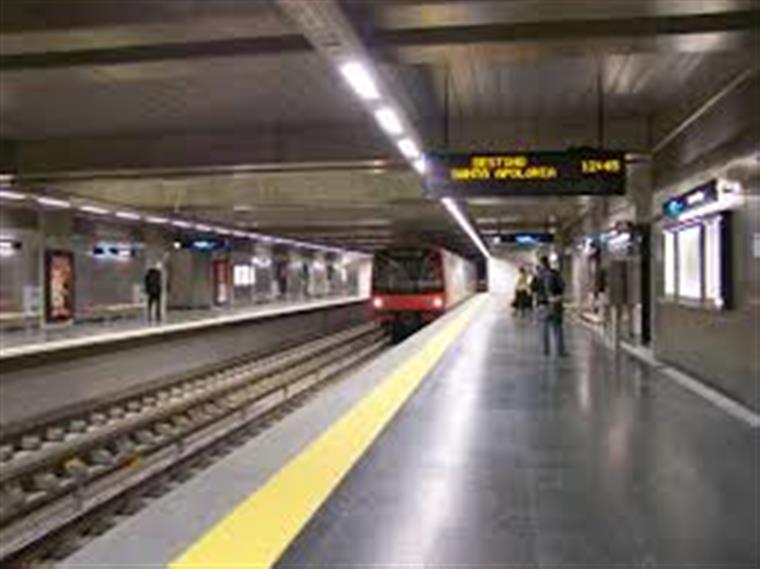 Passageiro encontra mochila com cerca de 5 mil euros no metro de Lisboa