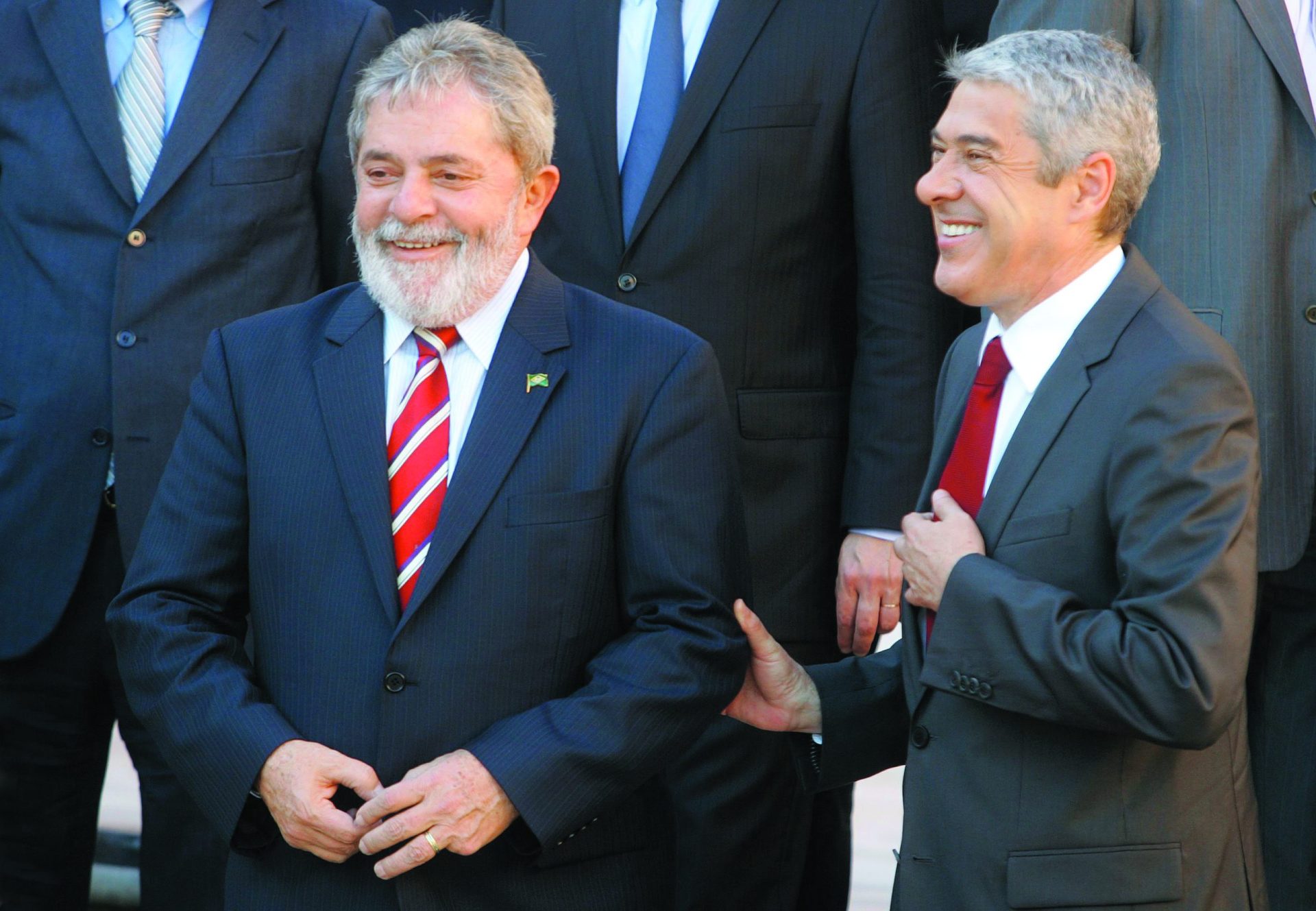 Sócrates e Lula: Há todo um oceano  que os une