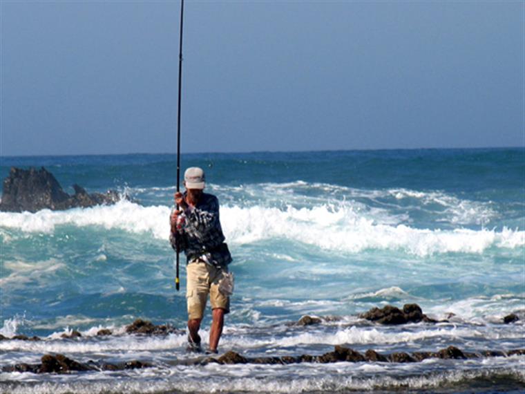 Buscas por homem desaparecido em praia de Cascais retomadas