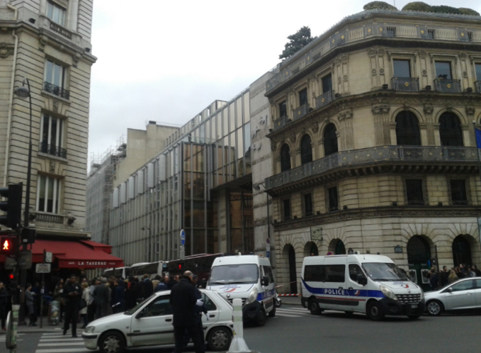 Autoridades cercam edifício em Paris após ameaça de bomba