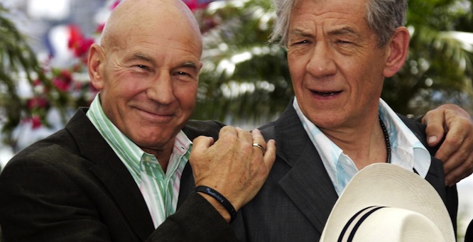 Patrick Stewart e Ian McKellen beijam-se durante entrega de prémio