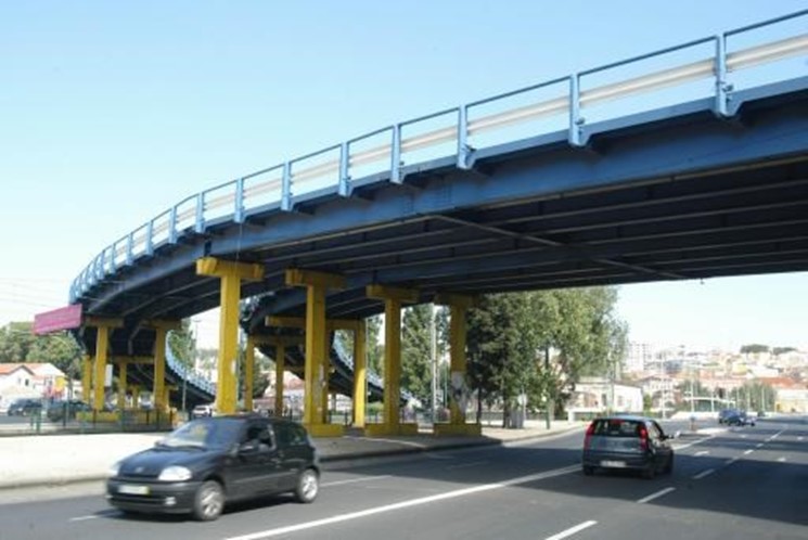 Perigo no Viaduto de Alcântara em Lisboa condiciona trânsito. Alerta foi dado por popular