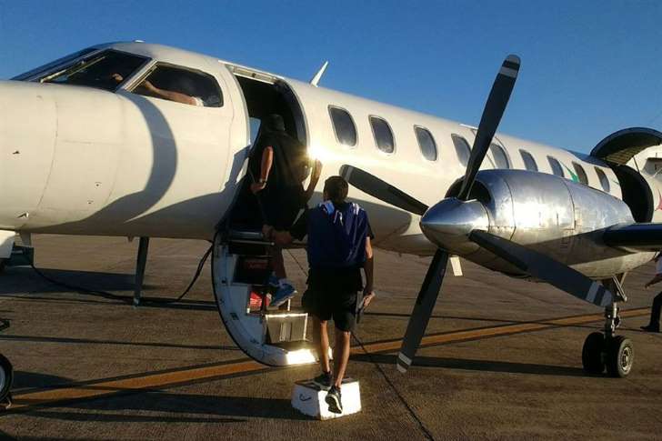 Porta do avião que transportava uma equipa do Racing abre-se durante descolagem [Vídeo]