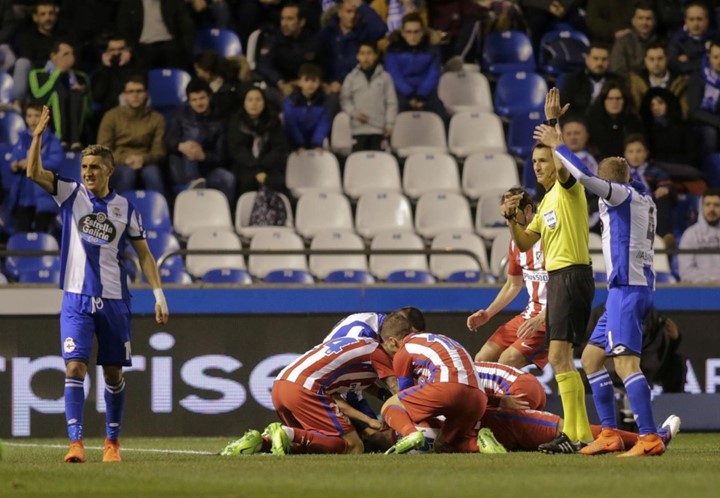 Futebolista do Atlético de Madrid cai inanimado durante jogo