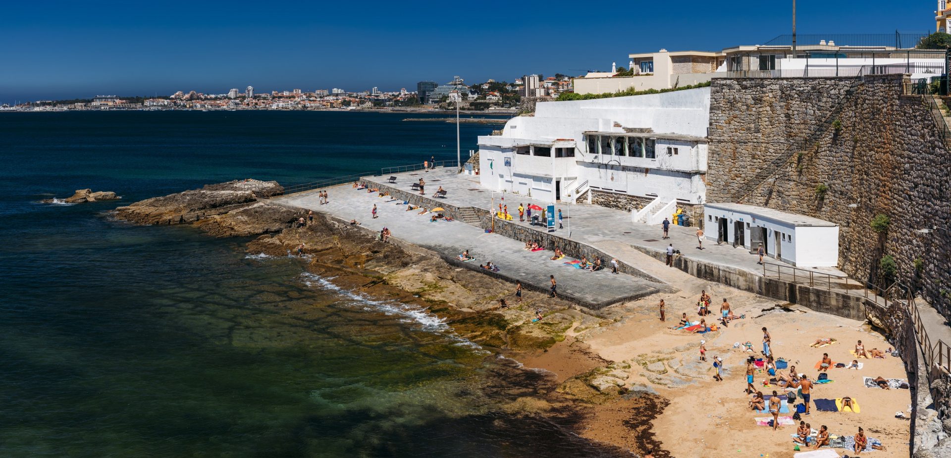 Homem de 41 anos morre após queda em praia do Estoril