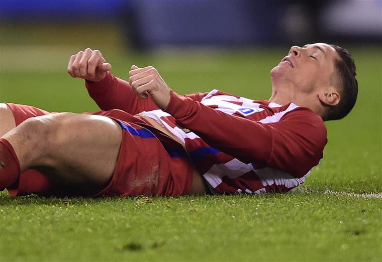 Fernando Torres deixa mensagem a jogador que o deixou inconsciente [vídeo]