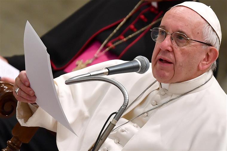 Papa Francisco: “E se tratássemos a Bíblia como tratamos o telemóvel?”