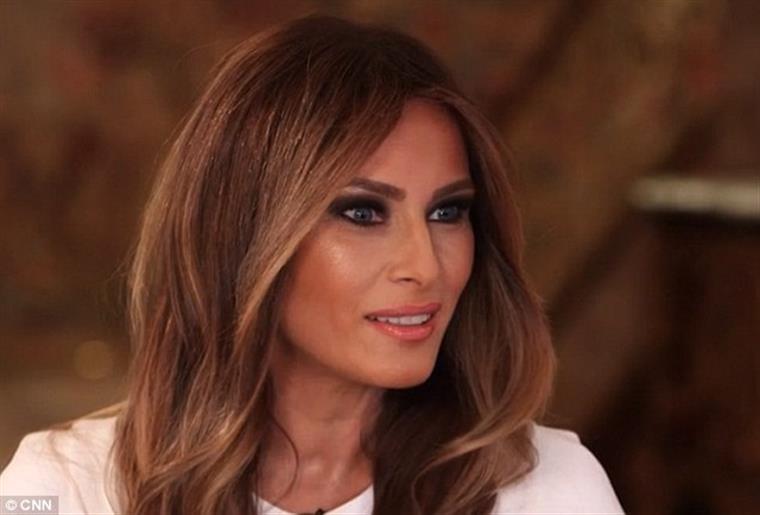 Melania Trump lê livro a crianças doentes