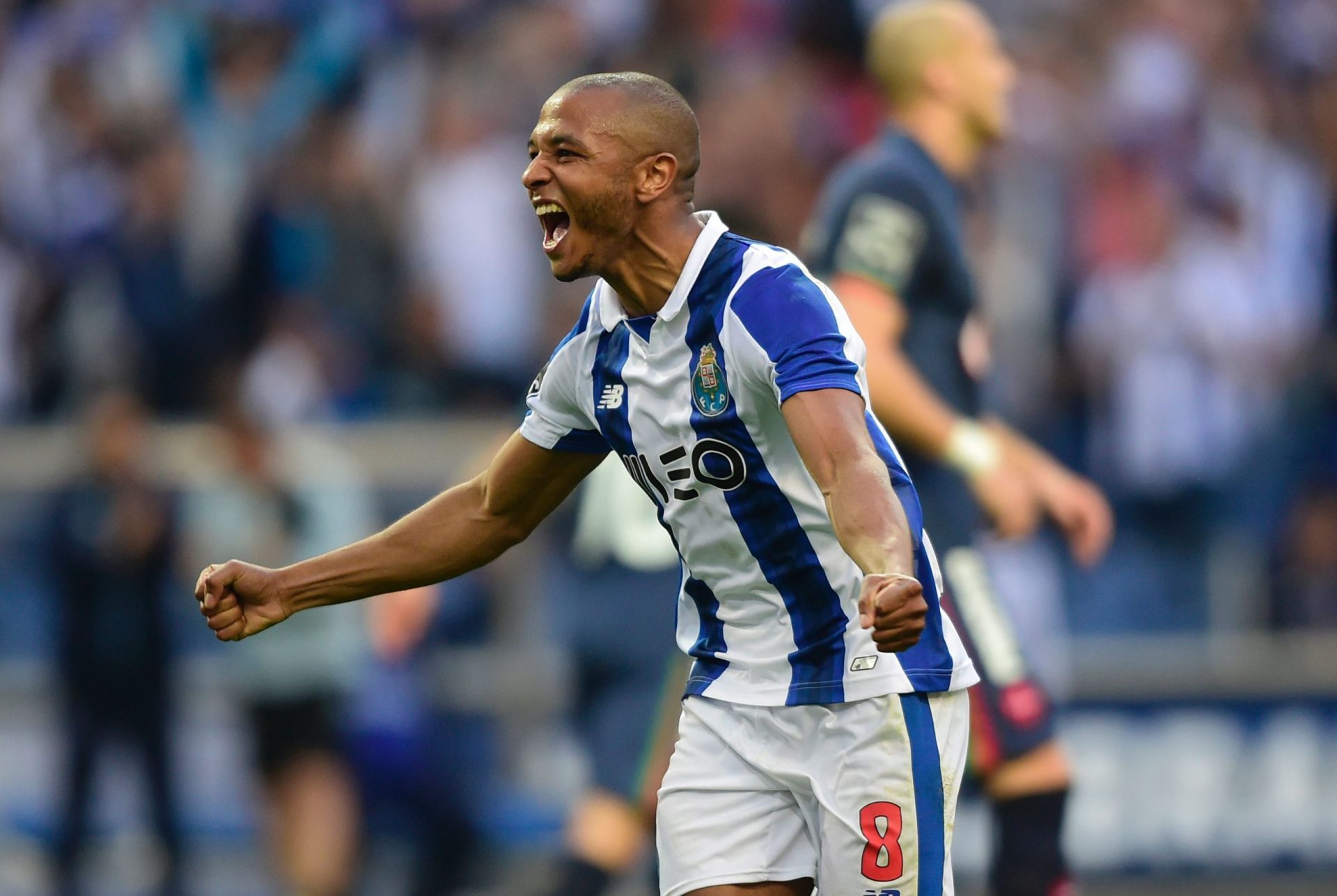 Brahimi castigado com dois jogos de suspensão por “gestos ameaçadores”