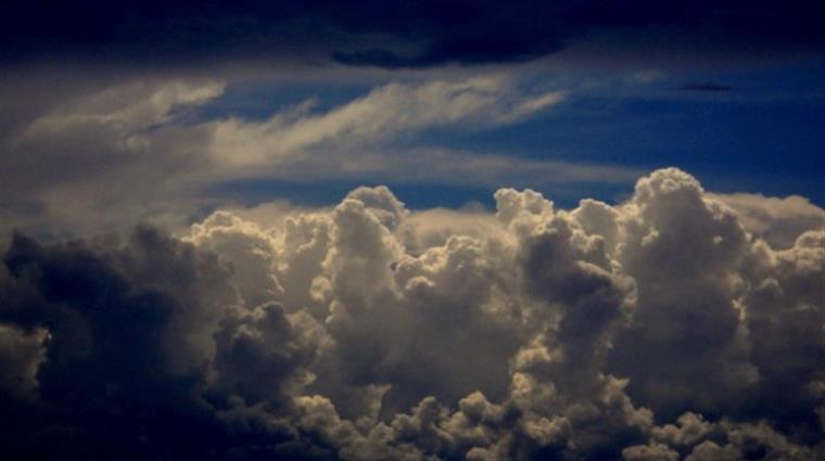 Tempo. Fim de semana sem chuva mas com céu nublado