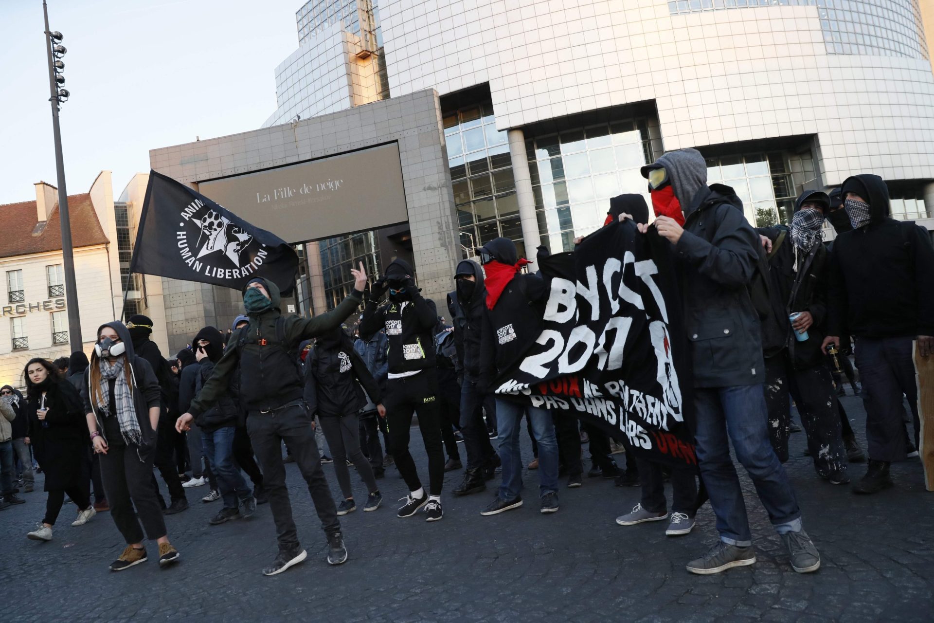 Paris: Protestos na Praça da Bastilha [Fotogaleria]