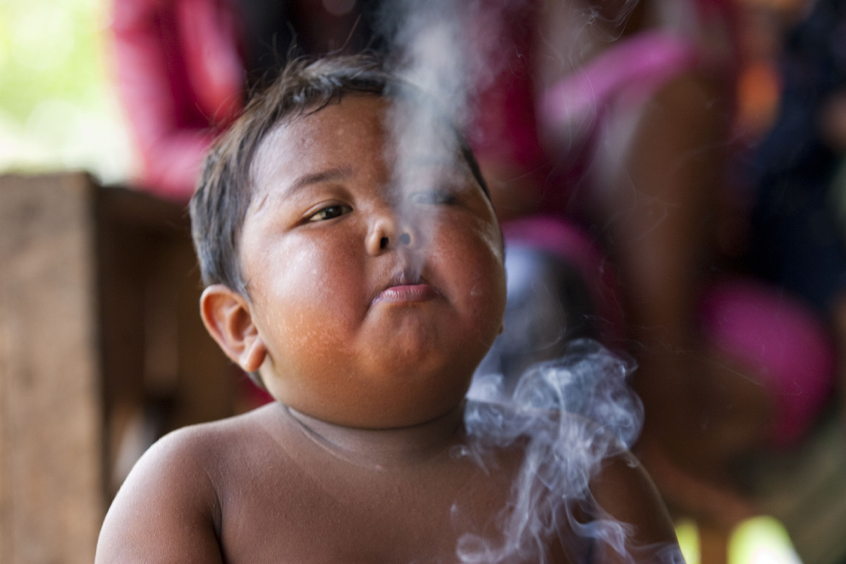 Criança que fumava 40 cigarros por dia é agora o melhor aluno da escola