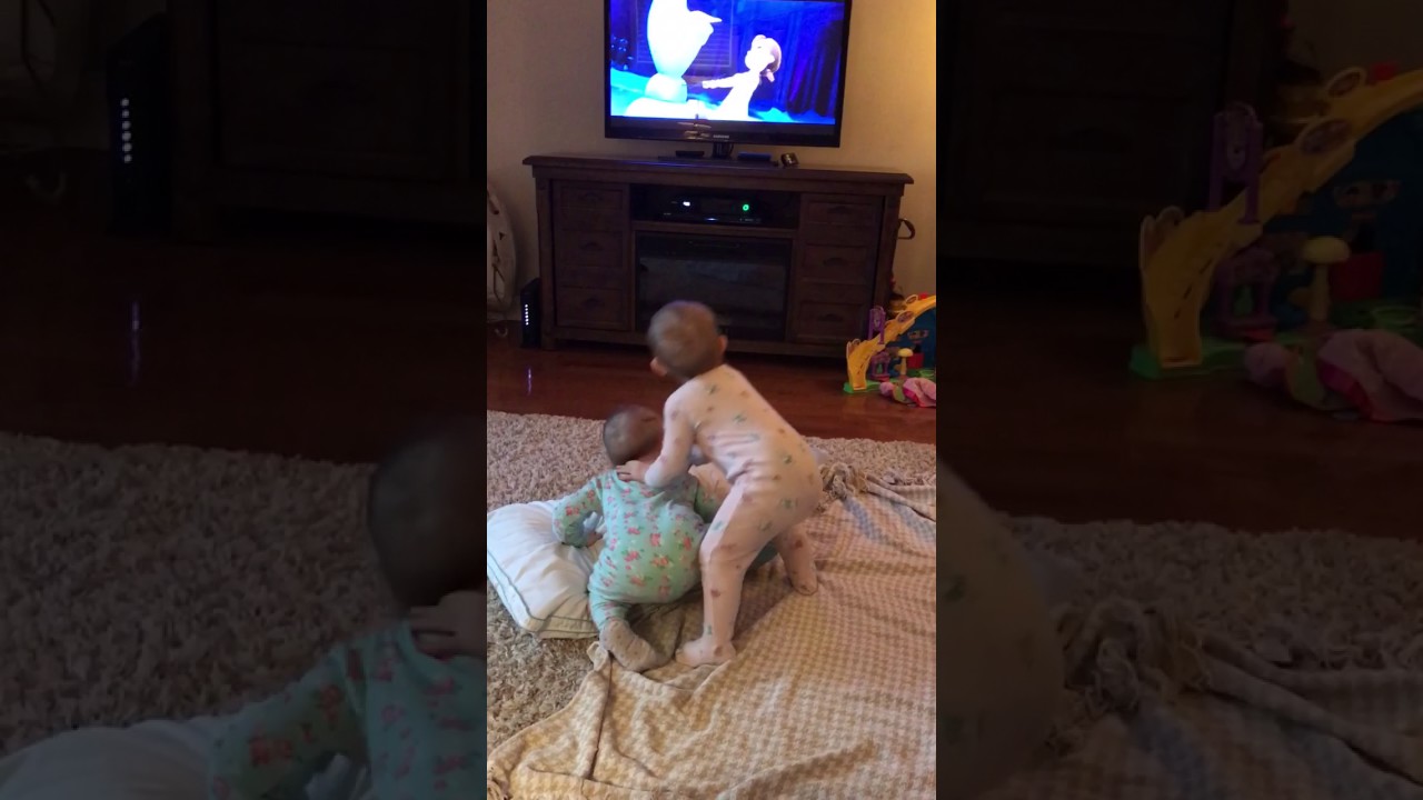 Vídeo de bebés gémeas faz furor na internet