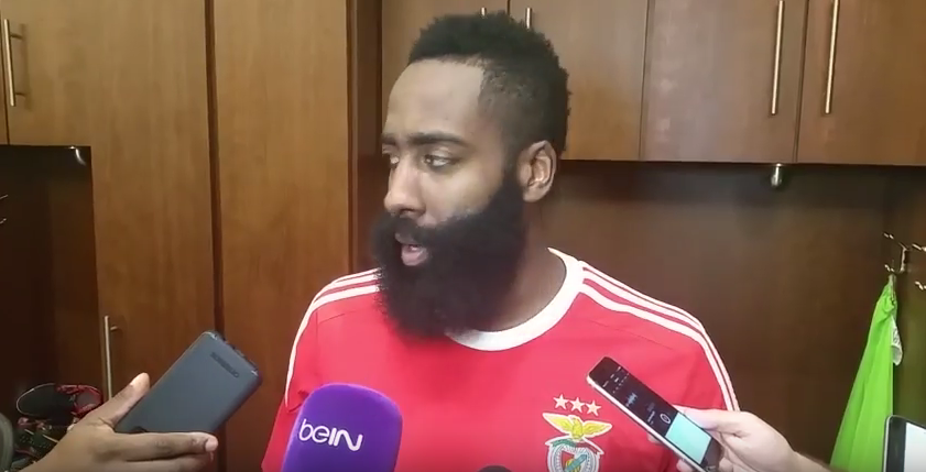 Estrela da NBA chega ao jogo equipada à Benfica