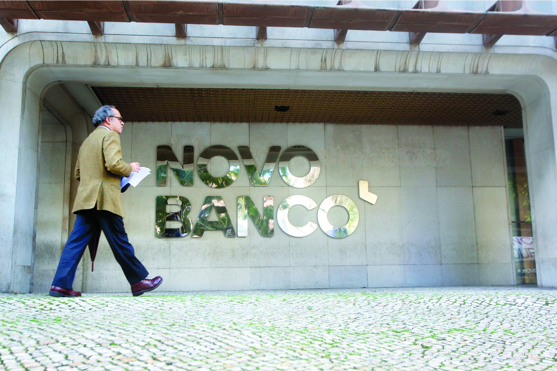 Tribunal de Contas aponta gastos irregulares na venda do Novo Banco