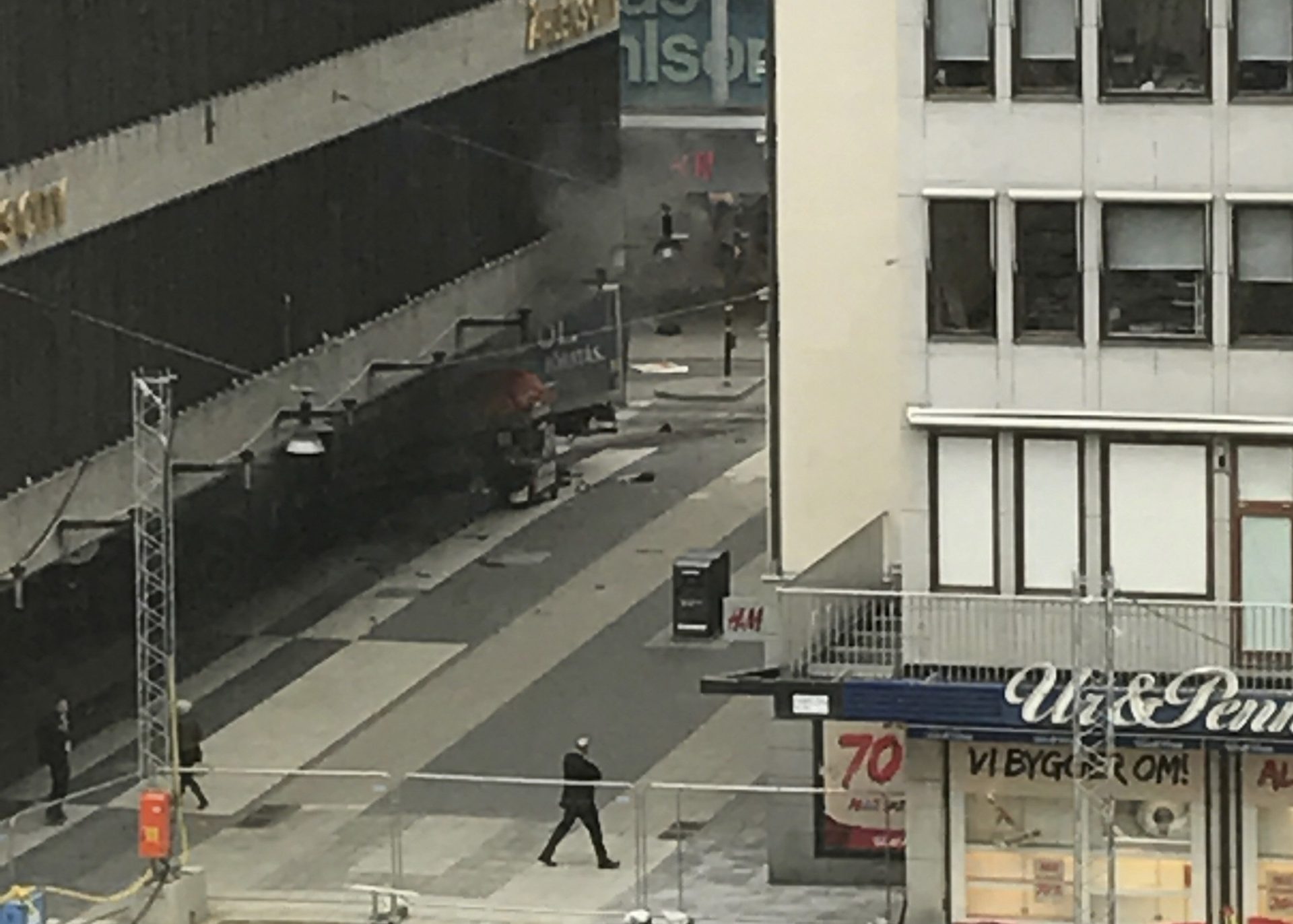 As primeiras imagens do ataque a um centro comercial na Suécia