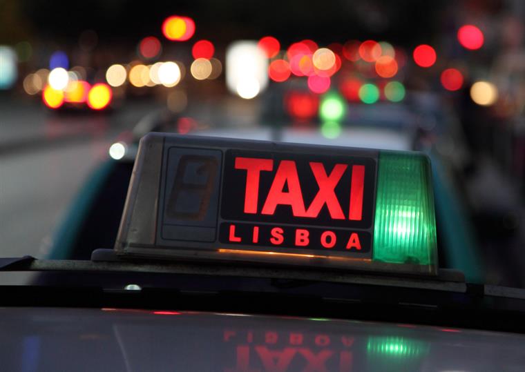 Amadora. Taxista esfaqueado em assalto