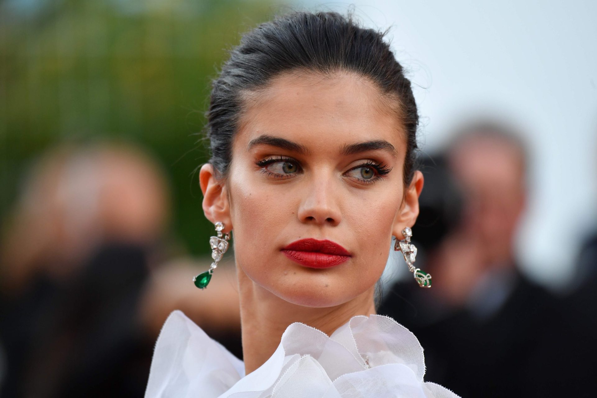 Vestido transparente de Sara Sampaio chama a atenção da imprensa internacional