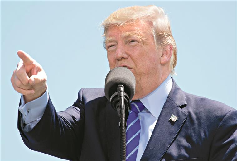 Antigo chefe da CIA confirma contactos entre a Rússia e Trump