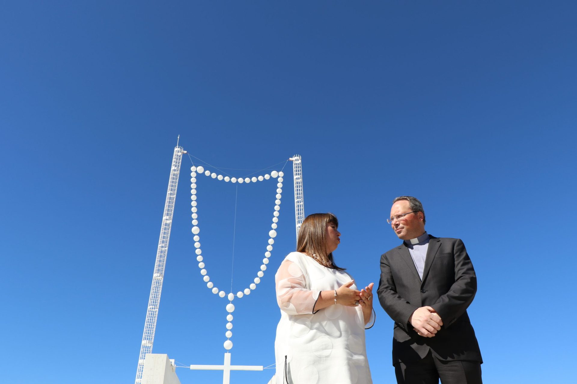 Joana Vasconcelos inaugura terço gigante em Fátima