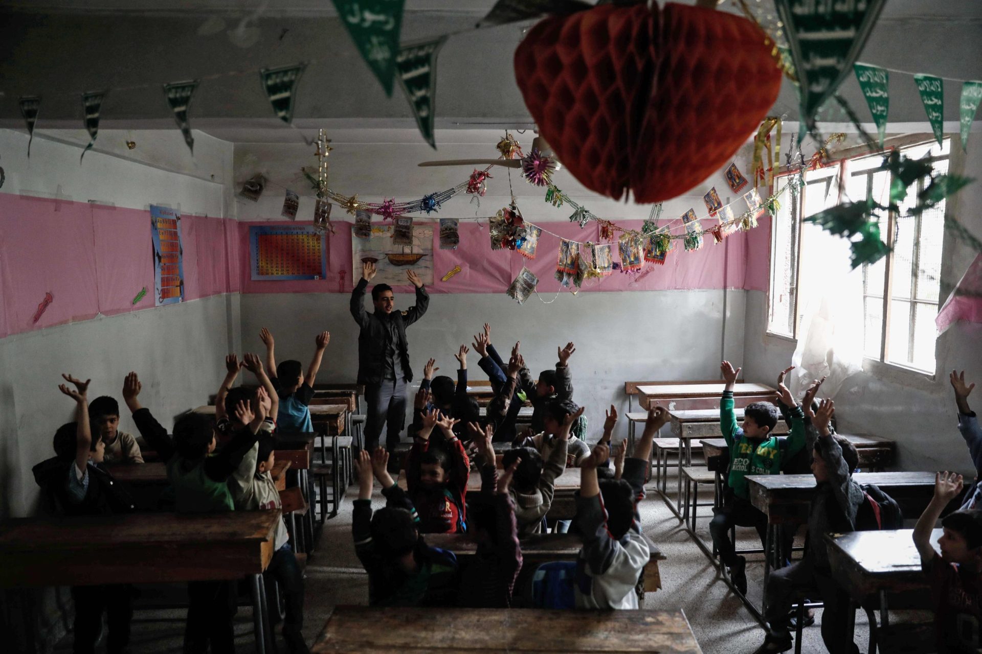 Crianças sírias aprendem a defender-se de ataques aéreos na escola [Fotogaleria]