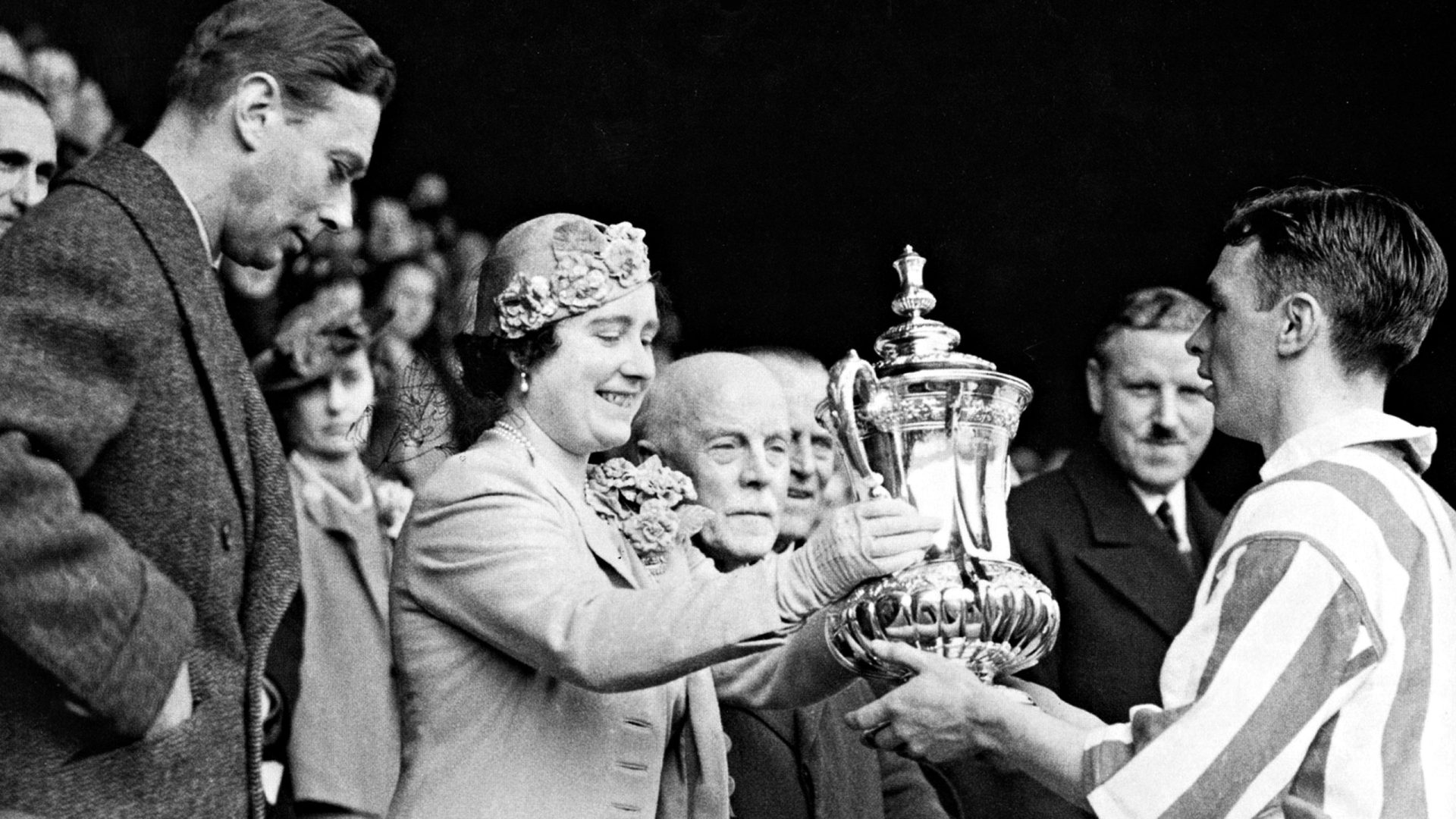 Taça de Inglaterra. Sir Charles Alcock inventou-a e ficou com ela