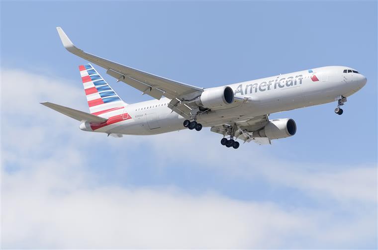 Passageiro abre porta de avião e salta do aparelho