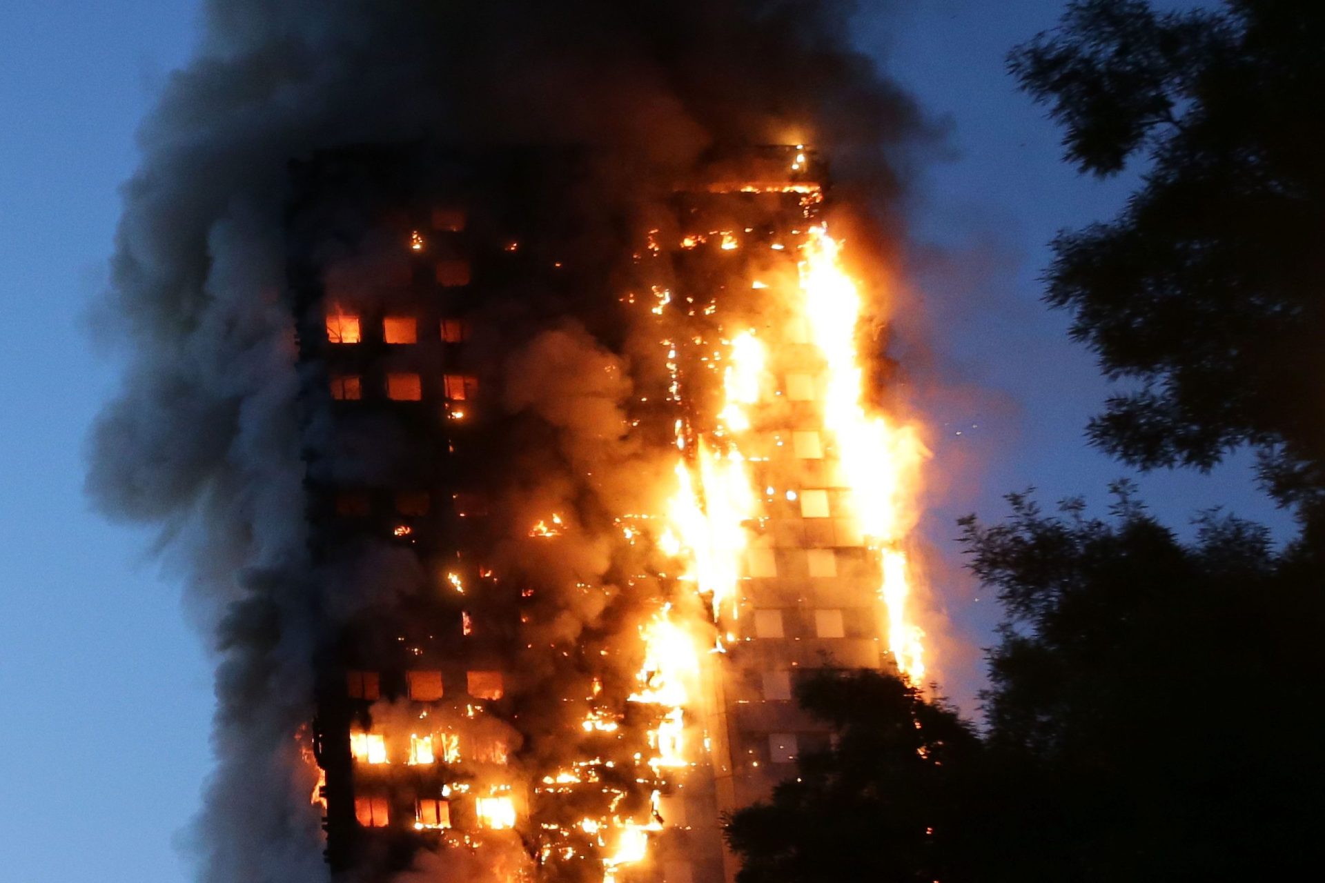 Londres. Fogo e fumo devoraram torre residencial