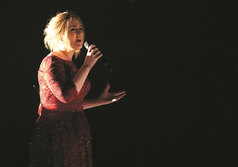 Adele solidária com vítimas do incêndio em Londres