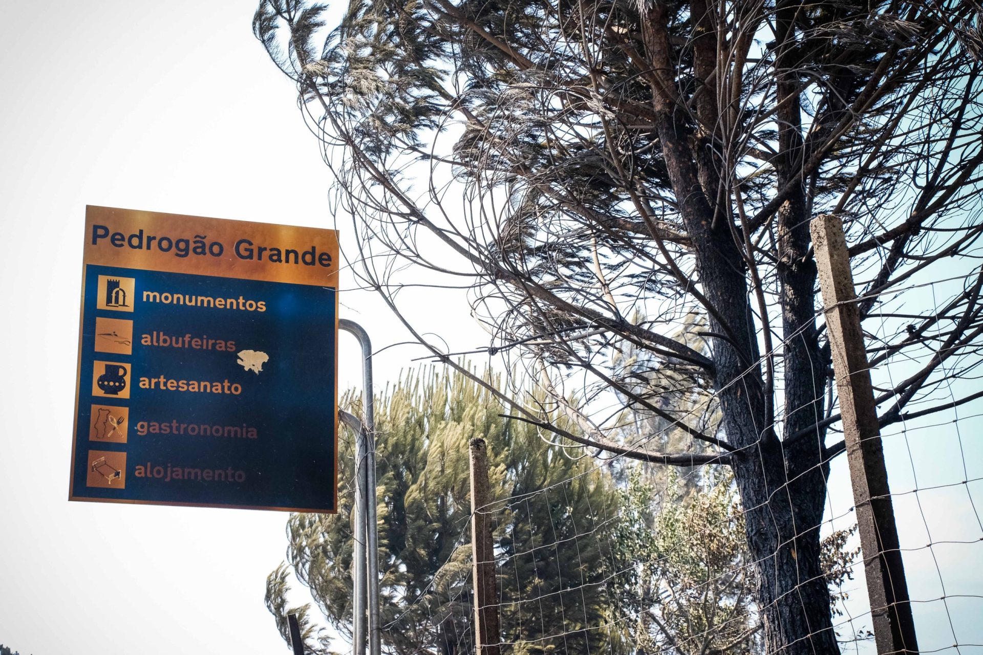 Pedrógão Grande. Vila recupera debaixo de um céu cinzento