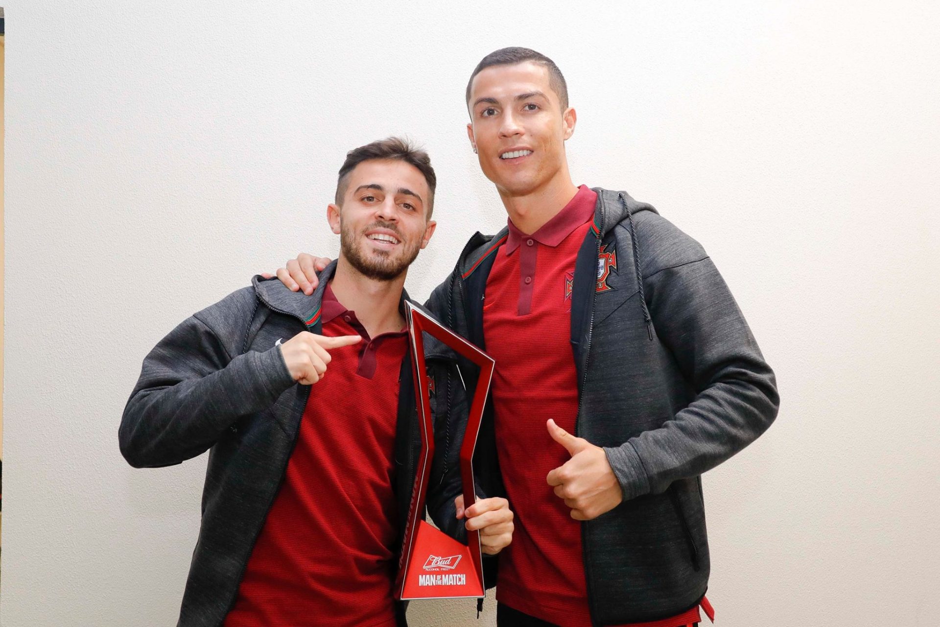 Cristiano Ronaldo oferece troféu a Bernardo Silva