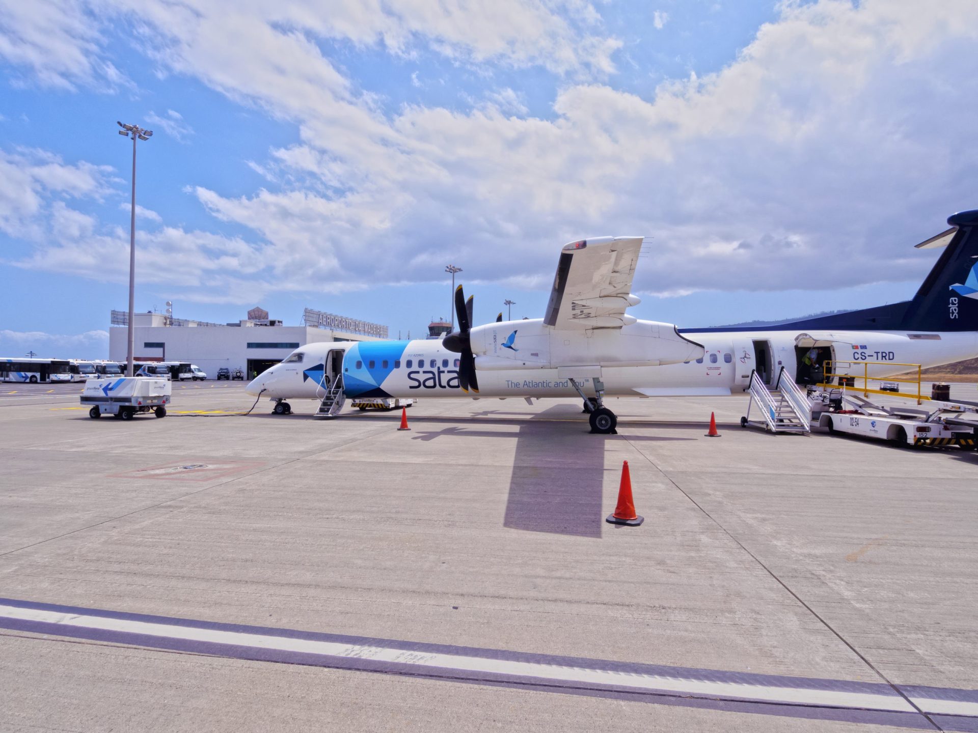 Choque entre avião e viatura de catering deixa 400 passageiros sem voo