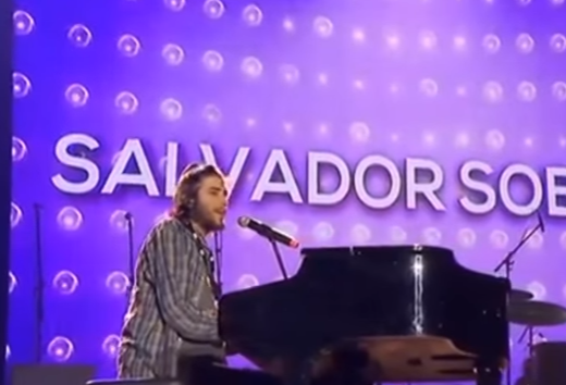 Salvador Sobral encerra gala com momento insólito