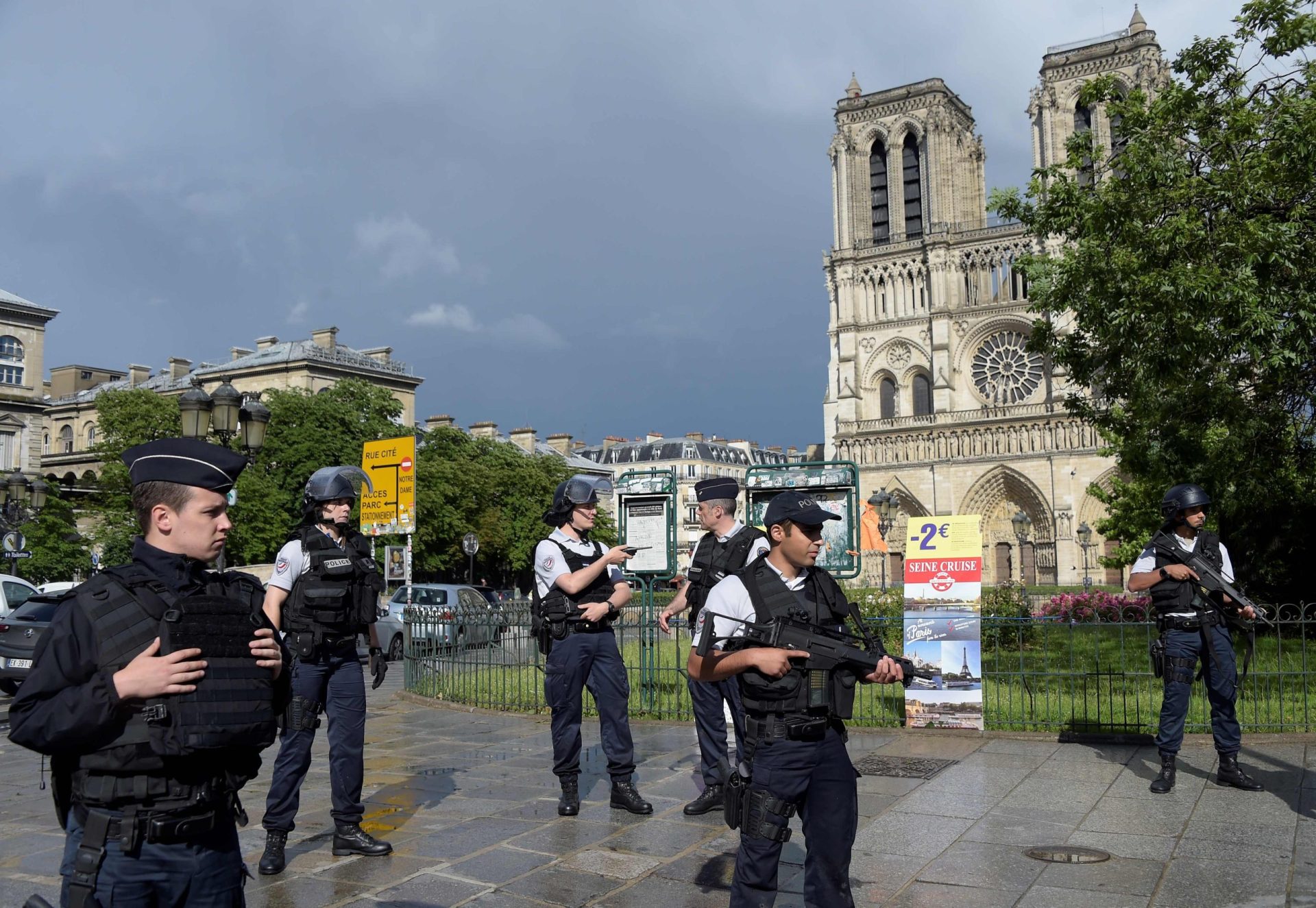 Paris. Conhecida nacionalidade do autor do incidente em Notre-Dame